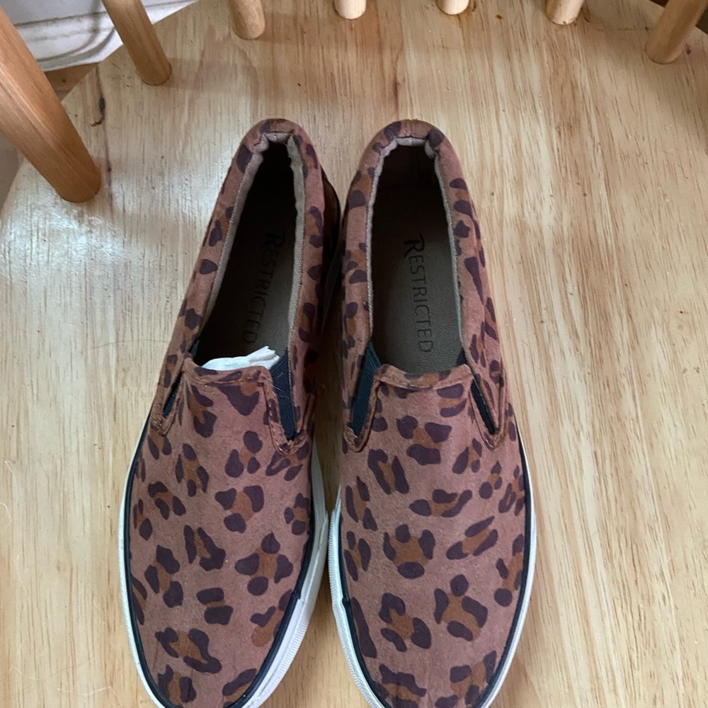Women’s Restricted slip on sneakers size 6.5